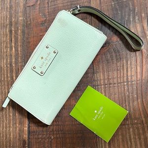 Kate Spade wristlet! Perfect for spring/summer! Has several card holders inside.